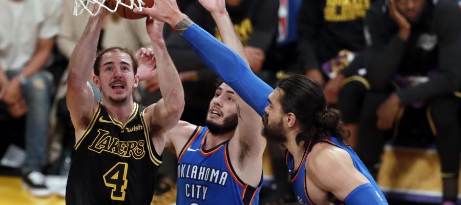 Abrines intenta defender a Caruso Abrines intenta defender a Caruso