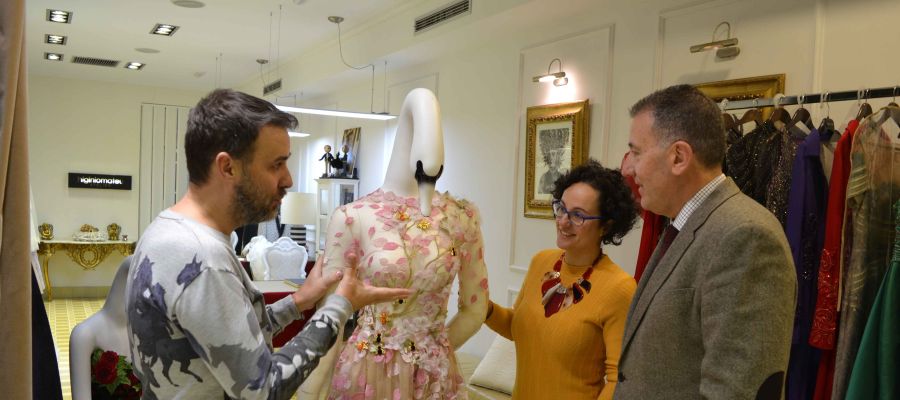 Mateu supervisando una de sus creaciones. Mateu supervisando una de sus creaciones.