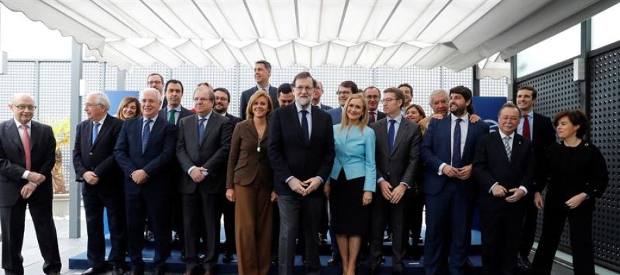 Mariano Rajoy posa con los 'barones' del PP Mariano Rajoy posa con los 'barones' del PP