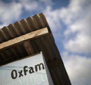 El nombre de Oxfam en un quiosco de distribución de agua en Puerto Príncipe (Haití) El nombre de Oxfam en un quiosco de distribución de agua en Puerto Príncipe (Haití)