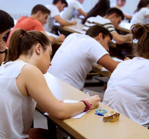 Un grupo de estudiantes universitarios durante un examen Un grupo de estudiantes universitarios durante un examen