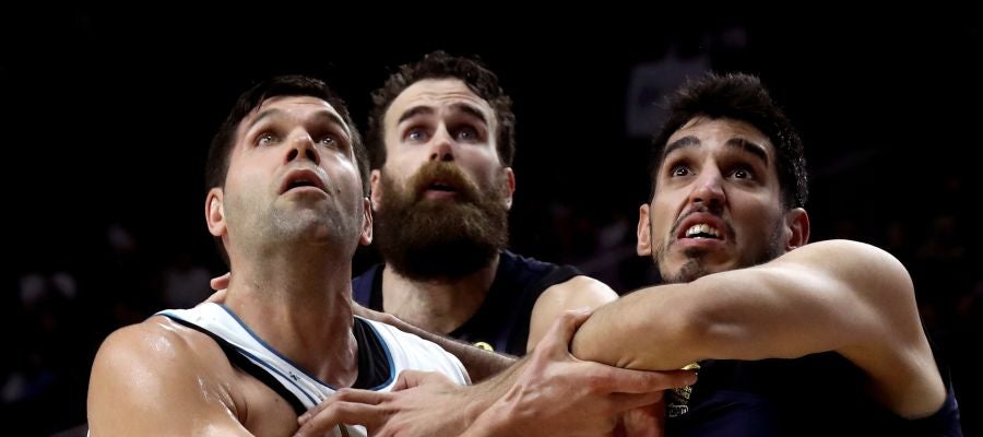 Reyes pelea un rebote con los jugadores del Fenerbahce Reyes pelea un rebote con los jugadores del Fenerbahce