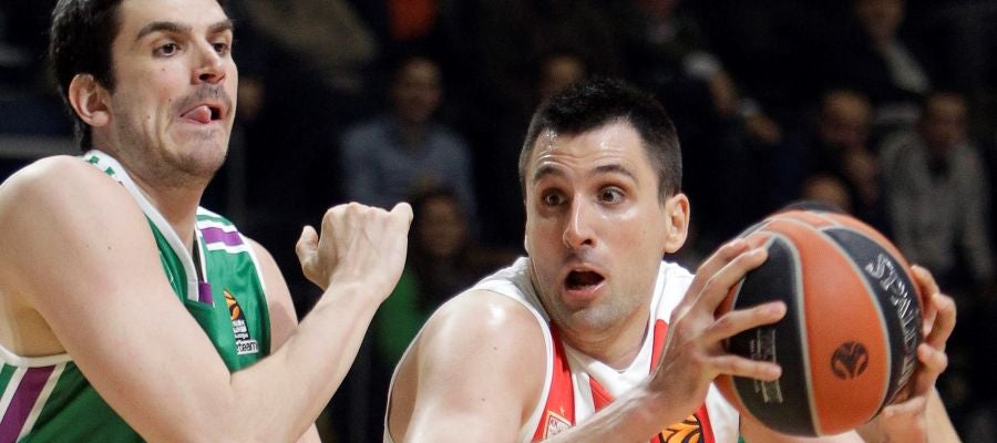 Carlos Suárez intenta arrebatar el balón a Bjelica Carlos Suárez intenta arrebatar el balón a Bjelica