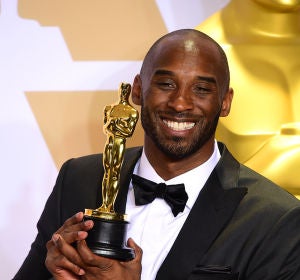 Kobe Bryant con su Oscar por Mejor Corto de Animación Kobe Bryant con su Oscar por Mejor Corto de Animación