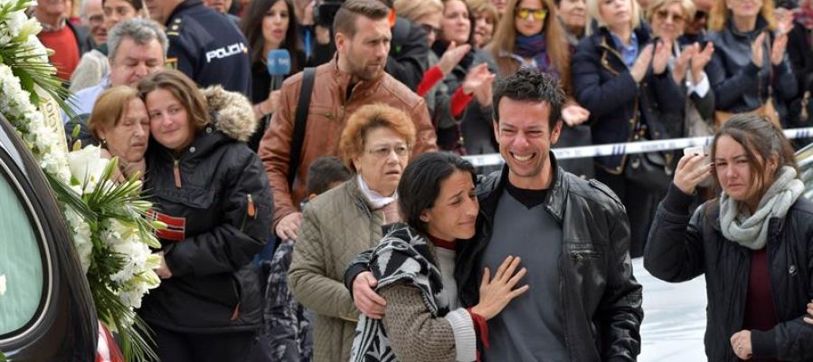 Los padres de Gabriel tras finalizar el funeral de su hijo Los padres de Gabriel tras finalizar el funeral de su hijo