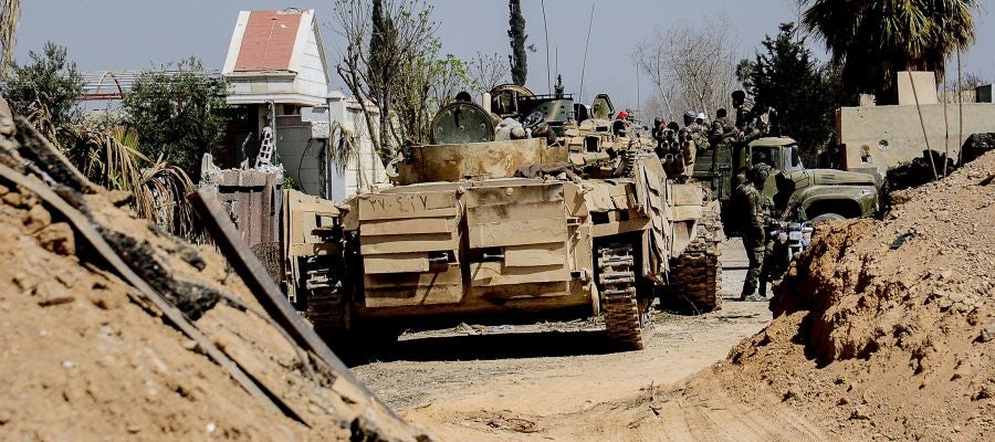 Varios vehículos blindados del Ejército sirio avanzan durante la operación militar contra la organización Jabhat al-Nusra en Guta Oriental Varios vehículos blindados del Ejército sirio avanzan durante la operación militar contra la organización Jabhat al-Nusra en Guta Oriental