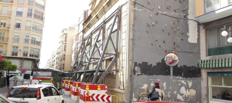 Fachada apuntalada del edificio de Riegos El Progreso Fachada apuntalada del edificio de Riegos El Progreso