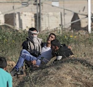 Un hombre palestino herido durante las protestas en Gaza Un hombre palestino herido durante las protestas en Gaza