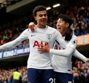 Dele Alli celebra un gol con Son Dele Alli celebra un gol con Son