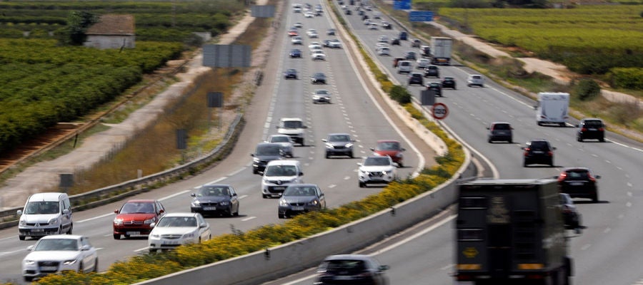 Vista general del tráfico en una autovía española Vista general del tráfico en una autovía española