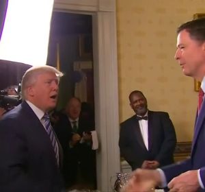 James Comey, exdirector del FBI, compara el liderazgo de Trump con el de la mafia James Comey, exdirector del FBI, compara el liderazgo de Trump con el de la mafia