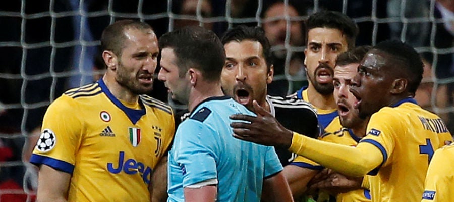 El colegiado Michael Oliver, acosado por los jugadores de la Juventus El colegiado Michael Oliver, acosado por los jugadores de la Juventus
