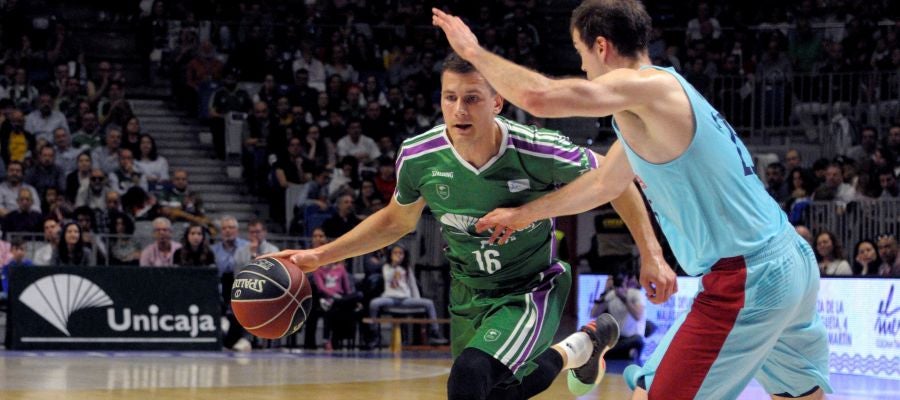 Nemanja Nedovic intenta superar a Petteri Koponen Nemanja Nedovic intenta superar a Petteri Koponen