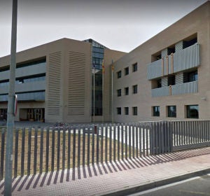 Condenada una mujer a siete años de prisión por prostituir a una menor tras maltratarla y amenazarla con hacerle vudú. Condenada una mujer a siete años de prisión por prostituir a una menor tras maltratarla y amenazarla con hacerle vudú.