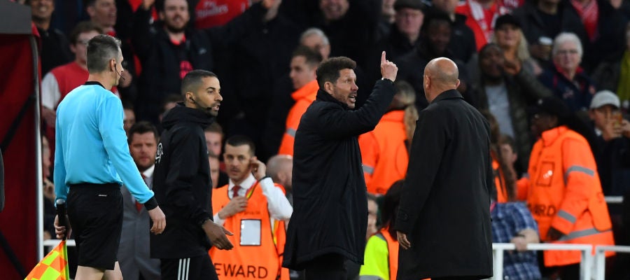 Simeone, tras ser expulsado en contra el Arsenal Simeone, tras ser expulsado en contra el Arsenal