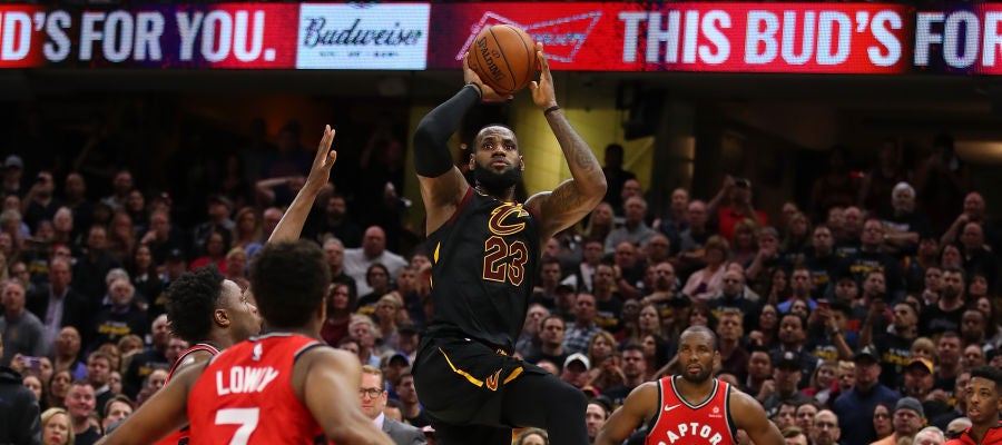 La canasta de LeBron James para dar el triunfo a los Cavaliers contra los Raptors La canasta de LeBron James para dar el triunfo a los Cavaliers contra los Raptors