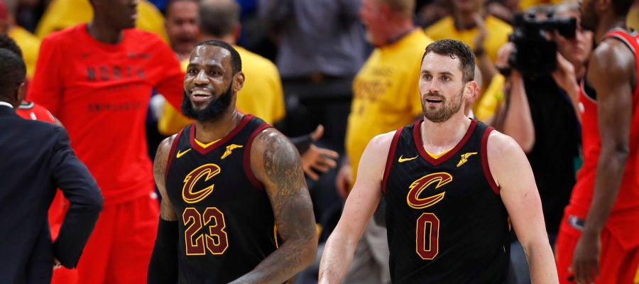 LeBron James sonríe junto a Kevin Love LeBron James sonríe junto a Kevin Love
