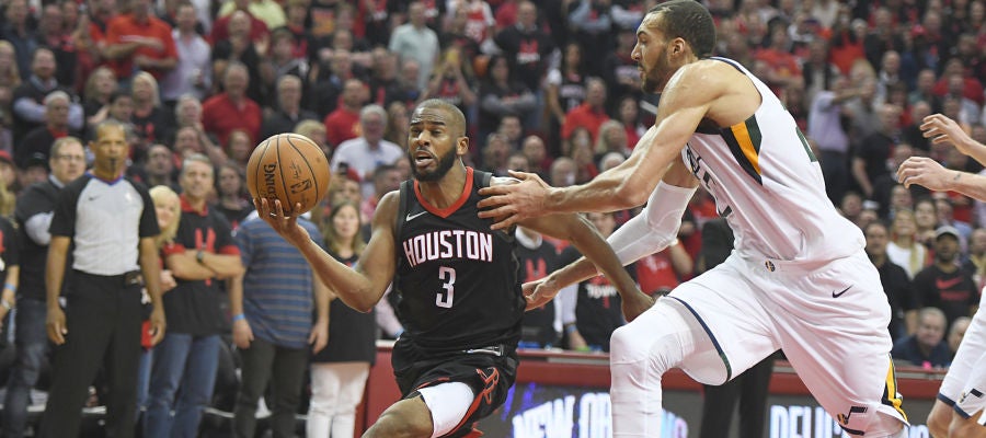 Chris Paul penetra a canasta ante los Jazz Chris Paul penetra a canasta ante los Jazz