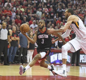 Chris Paul penetra a canasta ante los Jazz Chris Paul penetra a canasta ante los Jazz