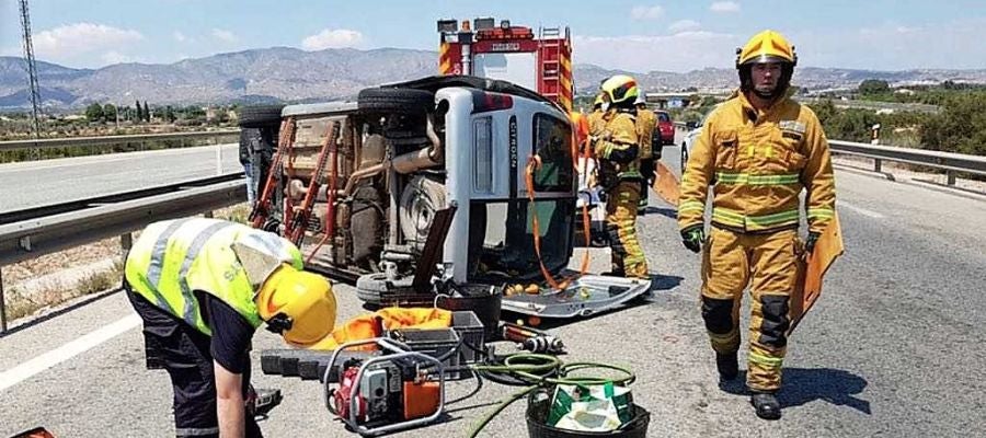 Bomberos en el lugar del accidente de circulación en la AP-7 a la altura de Crevillent Bomberos en el lugar del accidente de circulación en la AP-7 a la altura de Crevillent