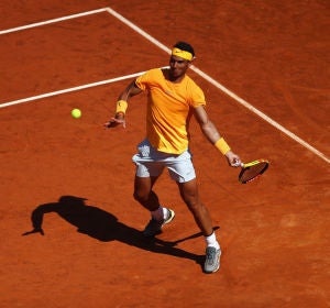 Rafa Nadal golpea la bola en su duelo contra Djokovic Rafa Nadal golpea la bola en su duelo contra Djokovic