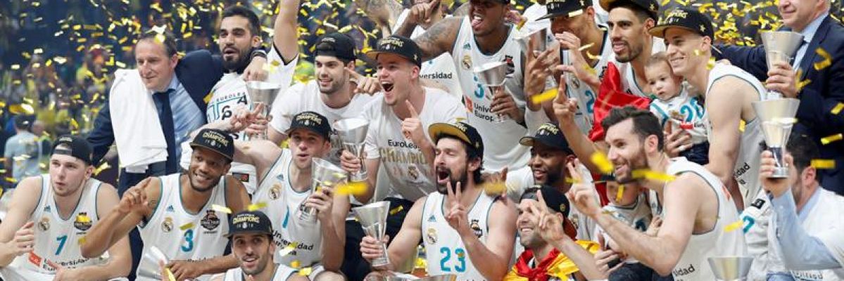 Los jugadores del Real Madrid de Baloncesto celebran la consecución de la décima Los jugadores del Real Madrid de Baloncesto celebran la consecución de la décima