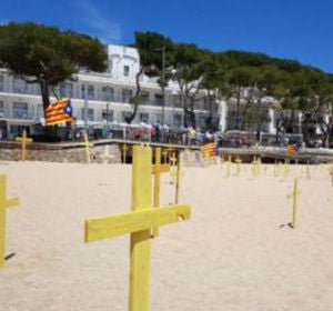 Las cruces amarillas en una playa de Girona genera enfrentamientos entre los bañistas Las cruces amarillas en una playa de Girona genera enfrentamientos entre los bañistas