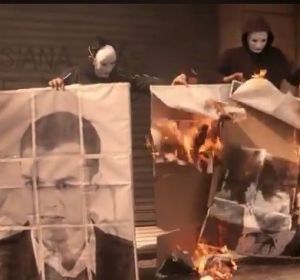 Miembros de Arran quemando fotos de Rivera y Sánchez Miembros de Arran quemando fotos de Rivera y Sánchez
