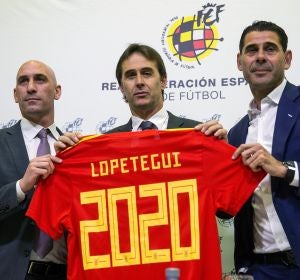 Lopetegui, en su acto de renovación junto a Rubiales y Hierro Lopetegui, en su acto de renovación junto a Rubiales y Hierro