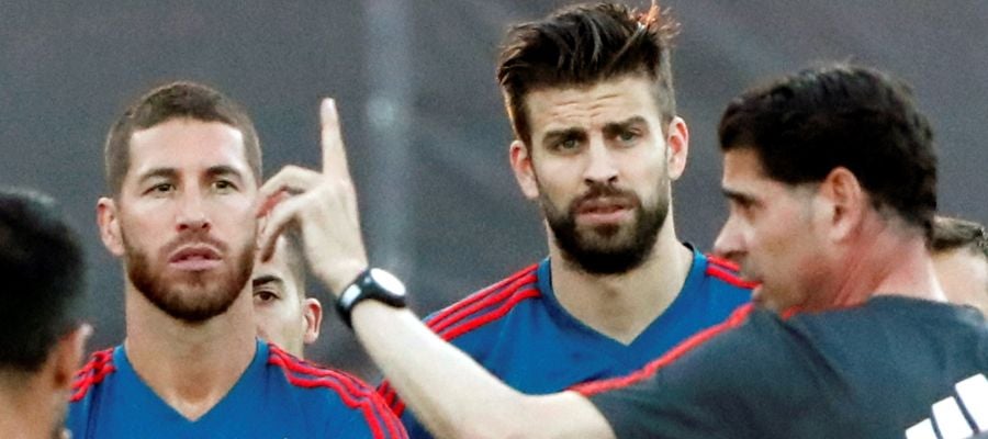 Fernando Hierro da instrucciones a los jugadores de la Selección Fernando Hierro da instrucciones a los jugadores de la Selección