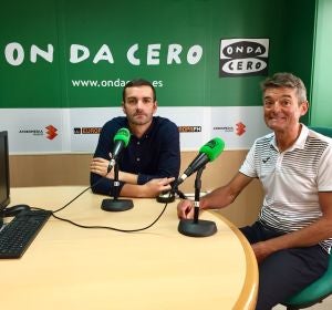 El periodista Monserrate Hernández, con el ciclista ilicitano Pepe Brufal. El periodista Monserrate Hernández, con el ciclista ilicitano Pepe Brufal.