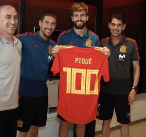 Piqué, junto a Rubiales, Ramos y Hierro Piqué, junto a Rubiales, Ramos y Hierro