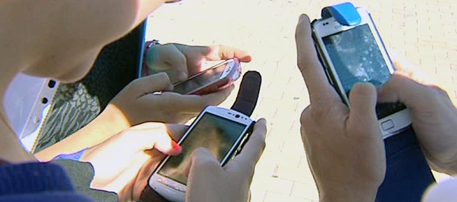 Jóvenes con su móvil Jóvenes con su móvil