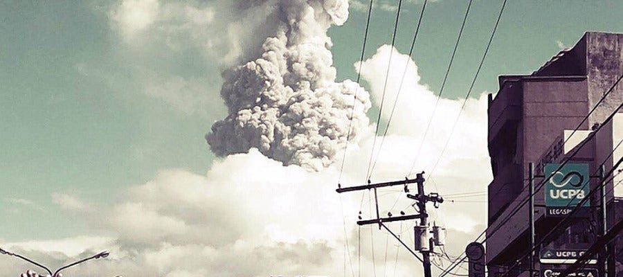 Fotografía del volcán de Mayón durante la explosión Fotografía del volcán de Mayón durante la explosión