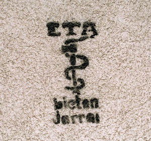 Logotipo de la banda terrorista ETA pintado en la pared de un inmueble. Logotipo de la banda terrorista ETA pintado en la pared de un inmueble.