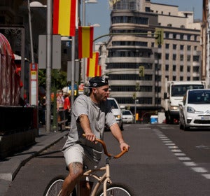 Un ciudadano conduce su bici por la Gran Vía Un ciudadano conduce su bici por la Gran Vía