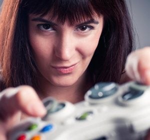 Una mujer jugando a un videojuego Una mujer jugando a un videojuego