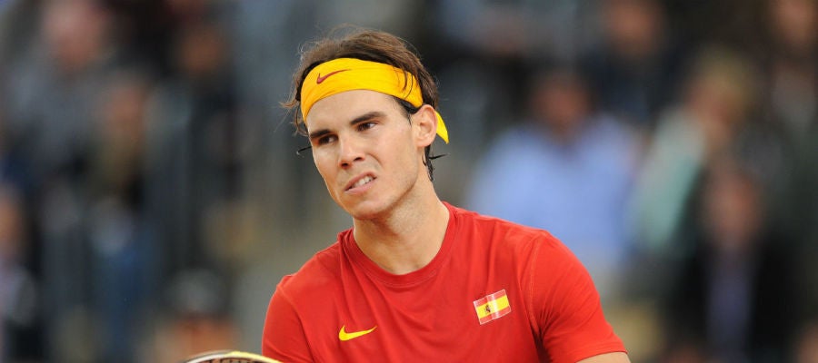 Nadal prepara el saque en un partido de final de Copa Davis disputado en 2011 Nadal prepara el saque en un partido de final de Copa Davis disputado en 2011