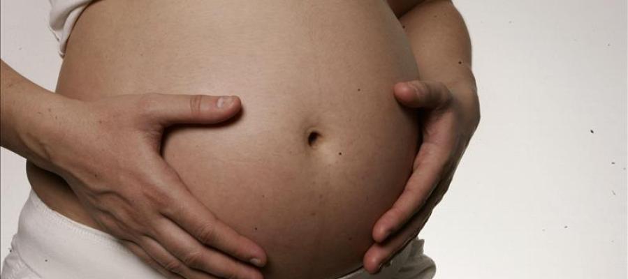 Vista de la tripa de una mujer embarazada Vista de la tripa de una mujer embarazada