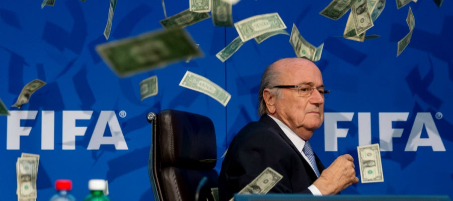 Joseph Blatter, rodeado de billetes Joseph Blatter, rodeado de billetes