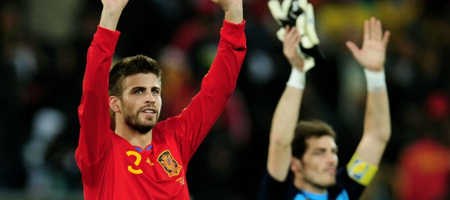 Gerard Piqué celebra con la Selección, con Casillas en segundo plano Gerard Piqué celebra con la Selección, con Casillas en segundo plano