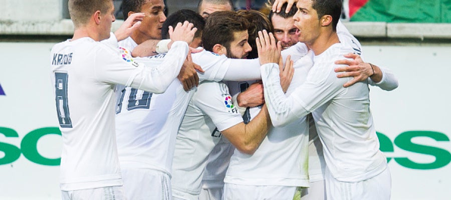 Los jugadores del Real Madrid celebran un gol Los jugadores del Real Madrid celebran un gol