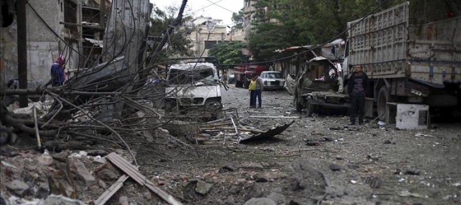 Varias personas inspeccionan el lugar donde se ha producido un ataque aéreo en Siria Varias personas inspeccionan el lugar donde se ha producido un ataque aéreo en Siria