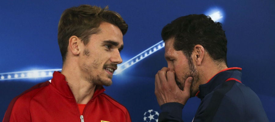 Griezmann conversa con Simeone Griezmann conversa con Simeone