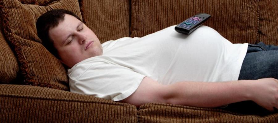 Un hombre duerme en el sofá Un hombre duerme en el sofá