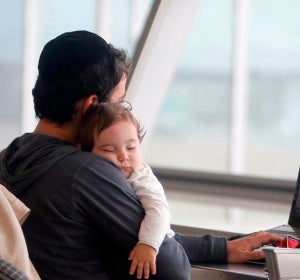 Un padre cuida de su bebé Un padre cuida de su bebé