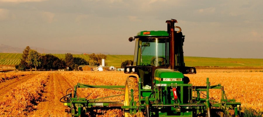 Imagen de un tractor arando Imagen de un tractor arando