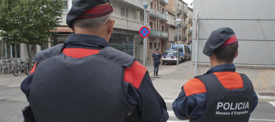 Dos agentes de los Mossos d'Esquadra Dos agentes de los Mossos d'Esquadra