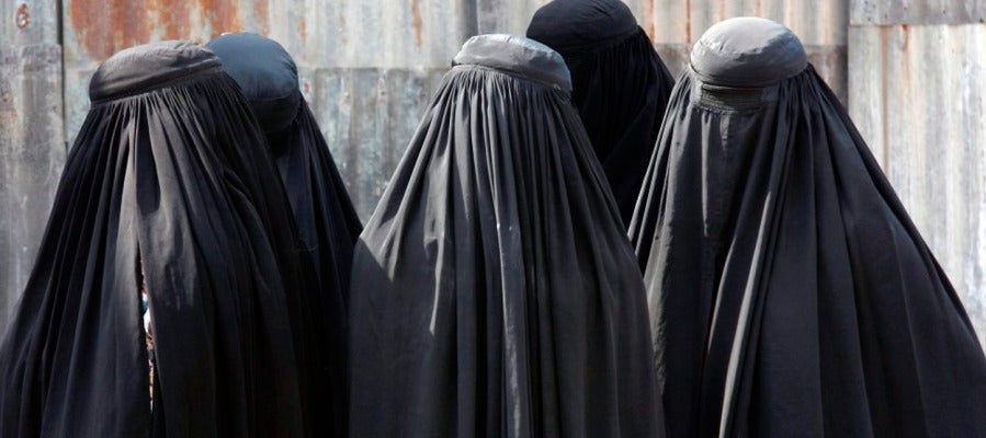 Mujeres llevando burka Mujeres llevando burka