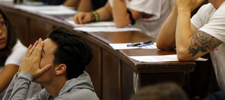 Estudiantes en un examen Estudiantes en un examen